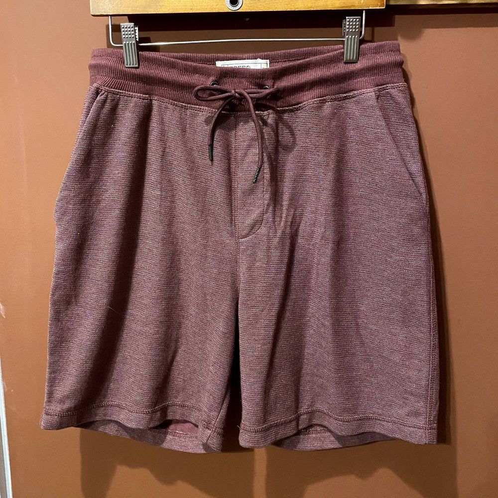 VGUC FREE PLANET BURGUNDY SHORTS MEN'S SIZE SMALL